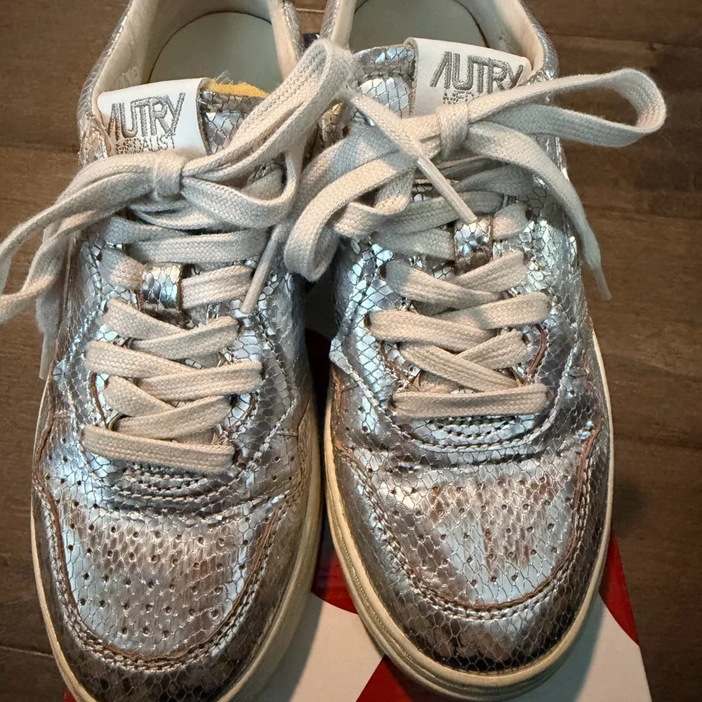 Autry Women's Medalist Low Silver Sneakers 6 - Picture 4 of 11